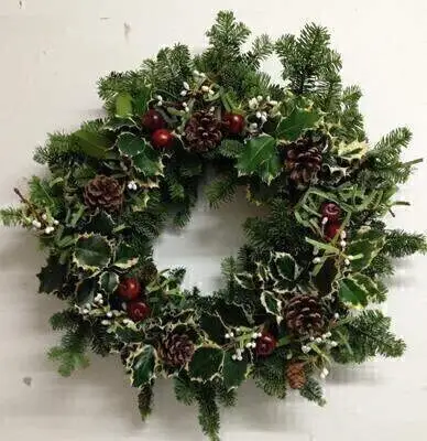 Deluxe Christmas Holly Wreath - Natural No Bow