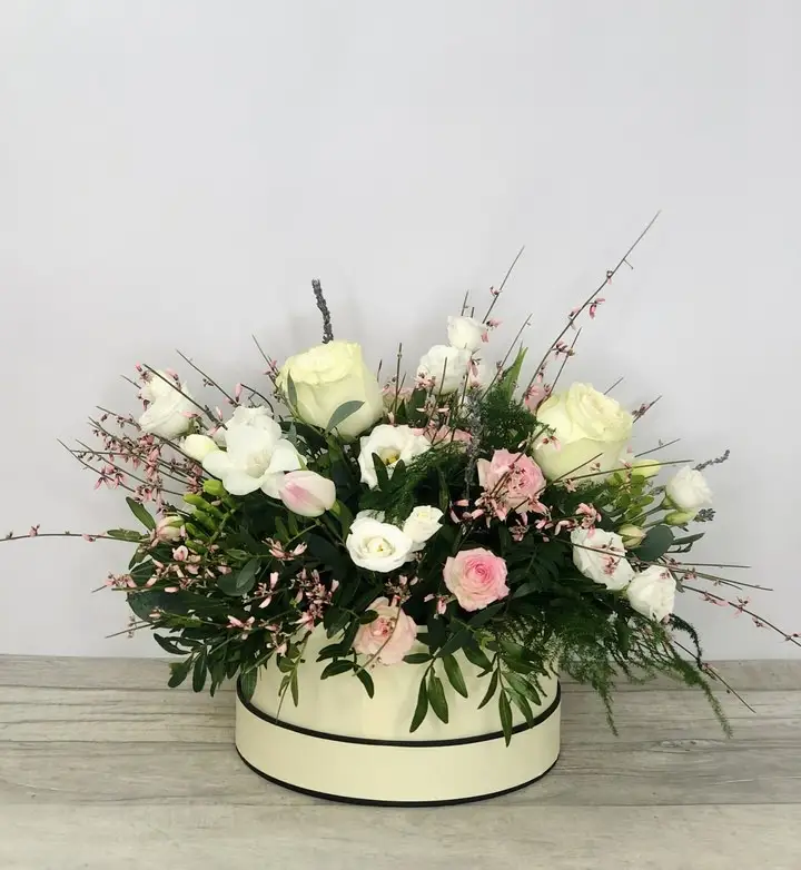 Pampered Mum Mothers Day Hat Box of Flowers