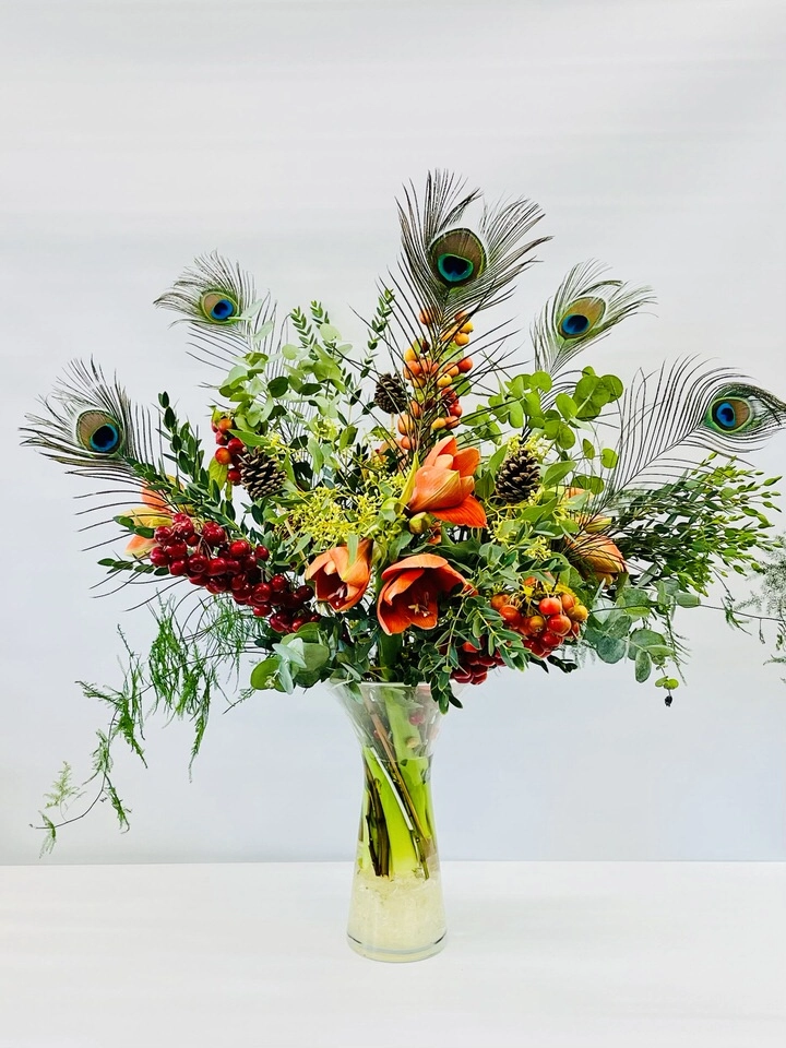 Rockin Robin Vase of Christmas Flowers