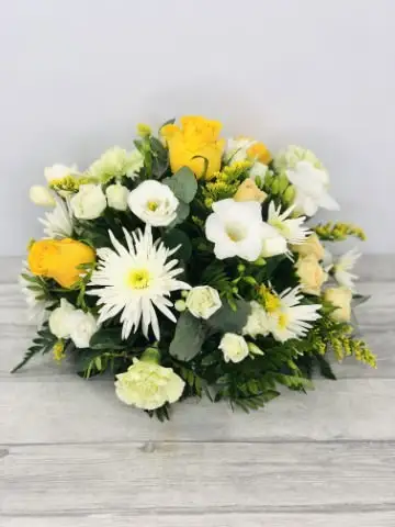 Yellow and White Table Arrangement Yellow and White Table Arrangement